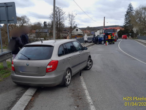 BMW vyletělo do protisměru a po střetu se Škodou prorazilo zábradlí mostu. Jen díky štěstí se nezřítilo do řeky