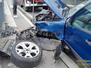 BMW vyletělo do protisměru a po střetu se Škodou prorazilo zábradlí mostu. Jen díky štěstí se nezřítilo do řeky