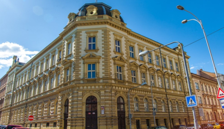 Zdravotnická fakulta, kde odstoupil děkan kvůli kauze se stipendii, nemá náhradu