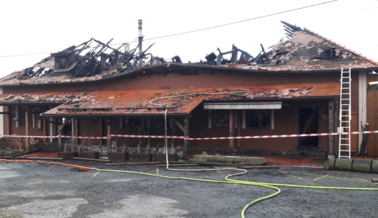 Do vyhlášeného podniku zničeného nedávným požárem se vrací život. Majitelé otevřeli restauraci v objektu, který hasiči zachránili