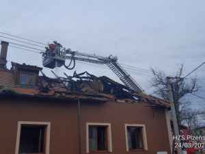 Ničivý požár zničil budovu restaurace a penzionu