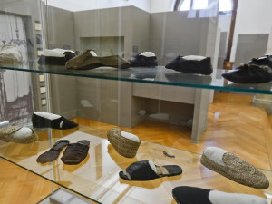 Výstava v Plzni představuje unikátní nálezy z českých synagog i málo známé židovské zvyky