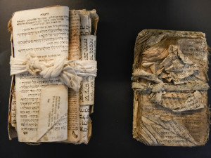 Výstava v Plzni představuje unikátní nálezy z českých synagog i málo známé židovské zvyky