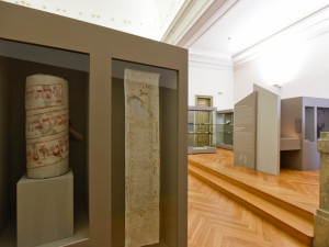 Výstava v Plzni představuje unikátní nálezy z českých synagog i málo známé židovské zvyky