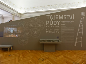 Výstava v Plzni představuje unikátní nálezy z českých synagog i málo známé židovské zvyky