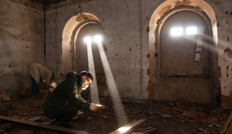 Výstava v Plzni představuje unikátní nálezy z českých synagog i málo známé židovské zvyky