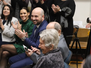 Bývalé učitelce slovanské základní školy je 96 let, soukromé hodiny ale vede Marta Cvalínová stále