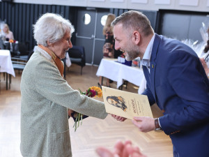 Bývalé učitelce slovanské základní školy je 96 let, soukromé hodiny ale vede Marta Cvalínová stále