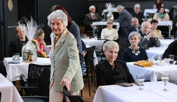 U příležitosti Dne učitelů převzala Marta Cvalínová ocenění za svoji práci od hejtmana Plzeňského kraje