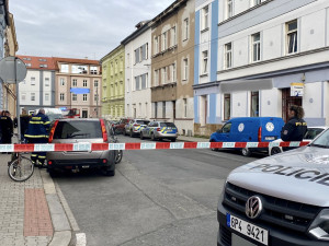Útočník brutálně pobodal dva lidi, zapálil byt a utekl. Pět policistů se při dramatickém zásahu nadýchalo kouře