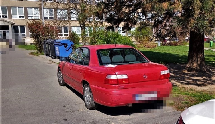 Motoristka bez řidičáku i bez absolutní znalosti značek, vezla své děti k zápisu do školy