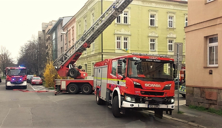 Útočník brutálně pobodal dva lidi, zapálil byt a utekl. Pět policistů se při dramatickém zásahu nadýchalo kouře