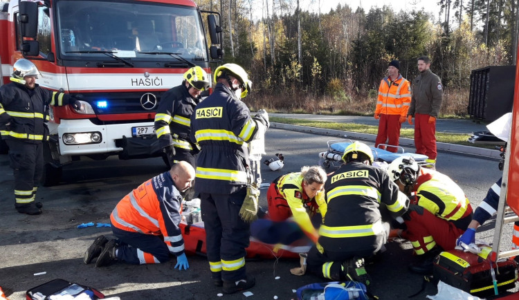 Při hromadné nehodě pěti aut na silnici I/27 se zranili tři řidiči, jeden z nich pak v nemocnici zemřel