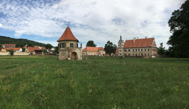Na zámku v Červeném Poříčí začala oprava oranžerie a gloriet na zahradě