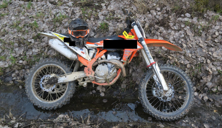 Mladíkovi se jízda na motorce zrovna nevyvedla. Mohl za to alkohol