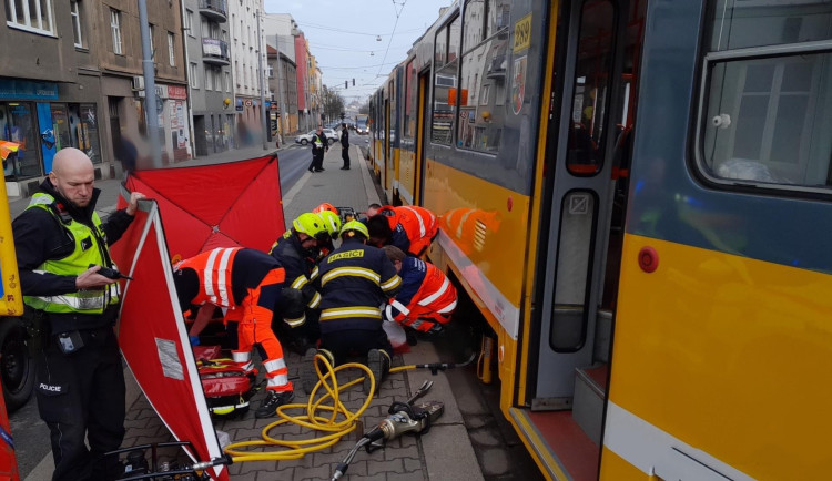 Tramvaj přejela chodkyni. Hasiči museli vůz nadzvednout, aby těžce zraněnou a zaklíněnou ženu vyprostili ven