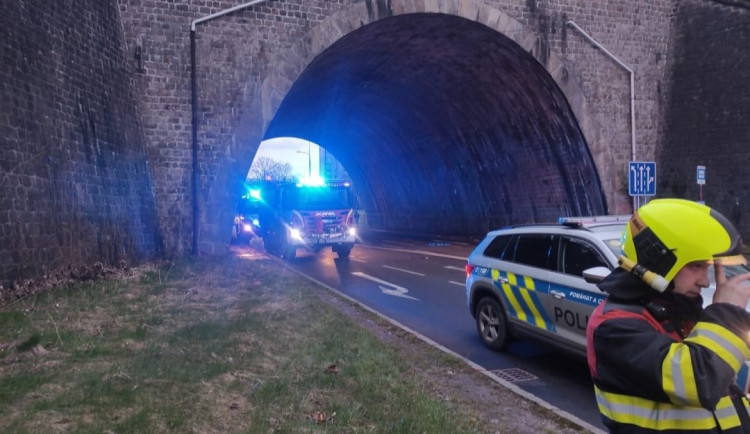 Kolemjdoucí si všiml člověka na viaduktu, nejspíš mu zachránil život