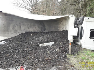 Dva lidé se zranili při nehodě vozidla s nákladem zeminy. Převrátilo se na bok, když se pod ním utrhla krajnice