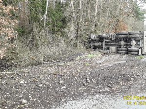 Dva lidé se zranili při nehodě vozidla s nákladem zeminy. Převrátilo se na bok, když se pod ním utrhla krajnice