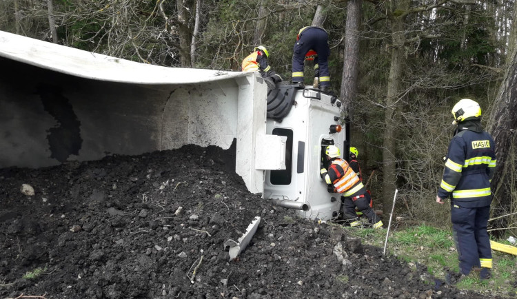 Dva lidé se zranili při nehodě vozidla s nákladem zeminy. Převrátilo se na bok, když se pod ním utrhla krajnice