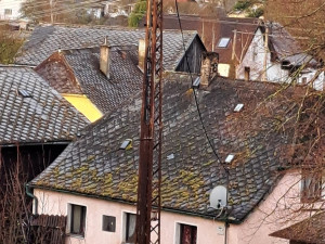 Staré hnízdo na sloupu elektrického vedení