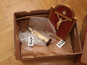 Celnici odhalili v Plzni dalšího obchodníka se slonovinou, cenné artefakty prodával přes internet