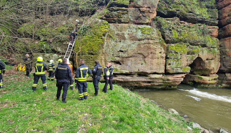 Děti uvízly na skále u Průrvy Ploučnice. Dolů jim pomohli hasiči