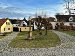 Původní malebná vesnice Bolevec s mnoha selskými dvory leží v Plzni uprostřed sídliště s panelovými domy