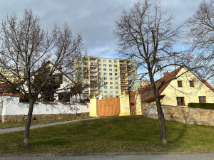 Původní malebná vesnice Bolevec s mnoha selskými dvory leží v Plzni uprostřed sídliště s panelovými domy