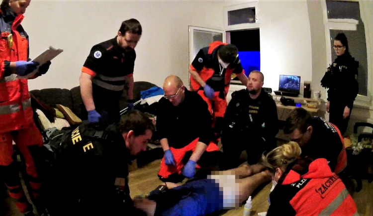 Záchranáři a policisté oživují muže, který zkolaboval během hraní na počítači
