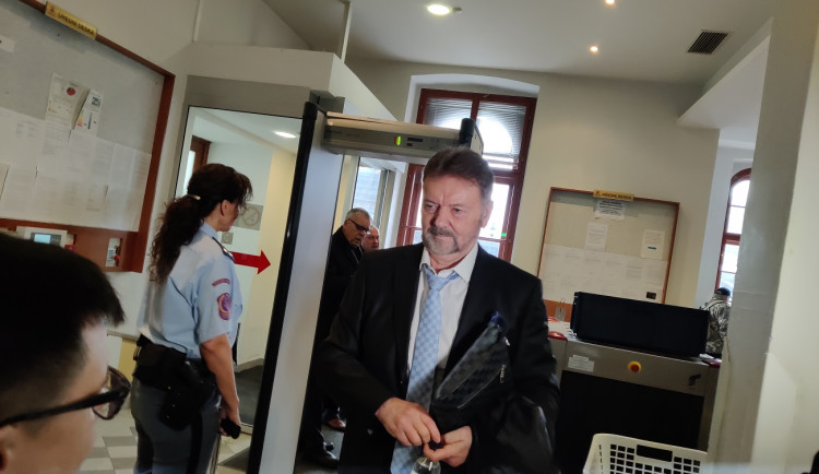 Necítím se být vinen, uvedl Berbr u soudu, kde se s dalšími 20 obžalovanými zpovídá z rozsáhlé korupční kauzy