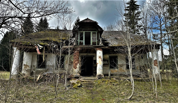 Nejslavnější šumavská ruina přežila další zimu. Knížecí hájovnu Pustina v minulosti navštívil i prezident Beneš