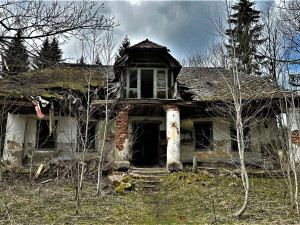 Nejslavnější šumavská ruina přežila další zimu. Knížecí hájovnu Pustina v minulosti navštívil i prezident Beneš