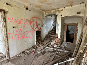 Nejslavnější šumavská ruina přežila další zimu. Hájovnu Pustina v minulosti navštívil i prezident Beneš