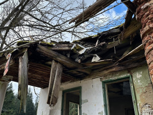 Nejslavnější šumavská ruina přežila další zimu. Hájovnu Pustina v minulosti navštívil i prezident Beneš