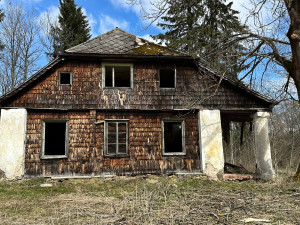 Nejslavnější šumavská ruina přežila další zimu. Hájovnu Pustina v minulosti navštívil i prezident Beneš