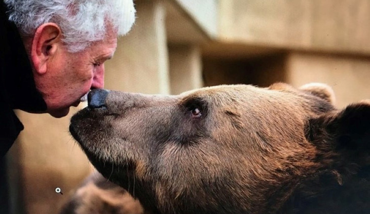 Filmař Václav Chaloupek s medvědem Matějem.