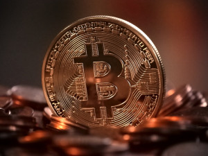 Policisté zachránili ženě půl milionu korun, které strkala na pokyn podvodníka do bitcoinmatu