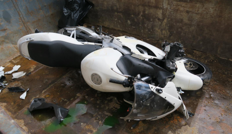 Motorkář nedokázal dobrzdit a narazil do auta před sebou. Nadýchal přes jedno promile