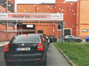 Plzeň má další světový unikát! Představitelé města dokázali zajistit souběh uzavírek tak, že vytvořili zácpu i v garážích! Fakt, kolona i v garážích, reagoval na situaci Plzeňan Marcel Mourek