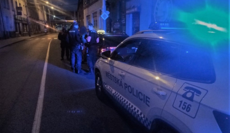 Opilý devatenáctiletý řidič se projížděl nočním městem bez světel, policii se snažil ujet