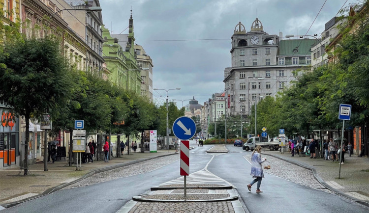 Nový režim na Americké začne platit od srpna. V noci se ulice otevře všem autům, přes den se bude omezení přísněji kontrolovat