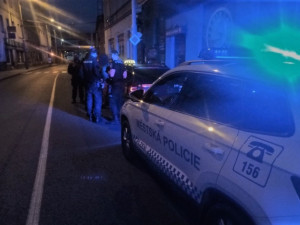 Opilý devatenáctiletý řidič se projížděl nočním městem bez světel, policii se snažil ujet