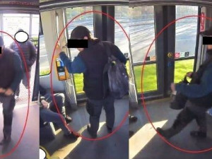 Muž v tramvaji obnažil své přirození a začal se ukájet před jednou cestující. Policie už ho našla