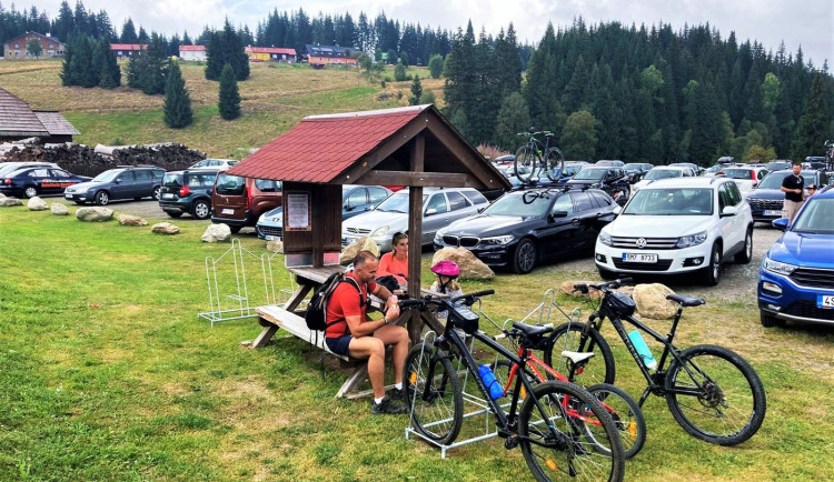 Proslulá šumavská Modrava postaví velké moderní parkoviště pro 200 aut. Parkovací místa zde zoufale chybí