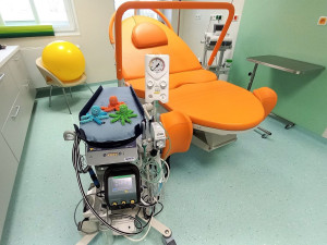 Nemocnice má nové přístroje, umožňující miminkům s nižší porodní hmotností a s žloutenkou být stále nablízku mamince