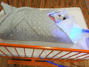 Nemocnice má nové přístroje, umožňující miminkům s nižší porodní hmotností a s žloutenkou být stále nablízku mamince