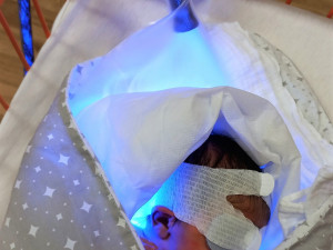 Nemocnice má nové přístroje, umožňující miminkům s nižší porodní hmotností a s žloutenkou být stále nablízku mamince