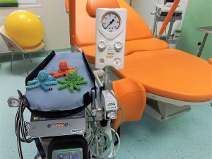 Nemocnice má nové přístroje, umožňující miminkům s nižší porodní hmotností a s žloutenkou být stále nablízku mamince