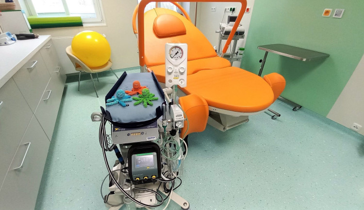 Stodská nemocnice pořídila nové přístroje, umožňují miminkům s nižší porodní hmotností a s žloutenkou být stále nablízku mamince